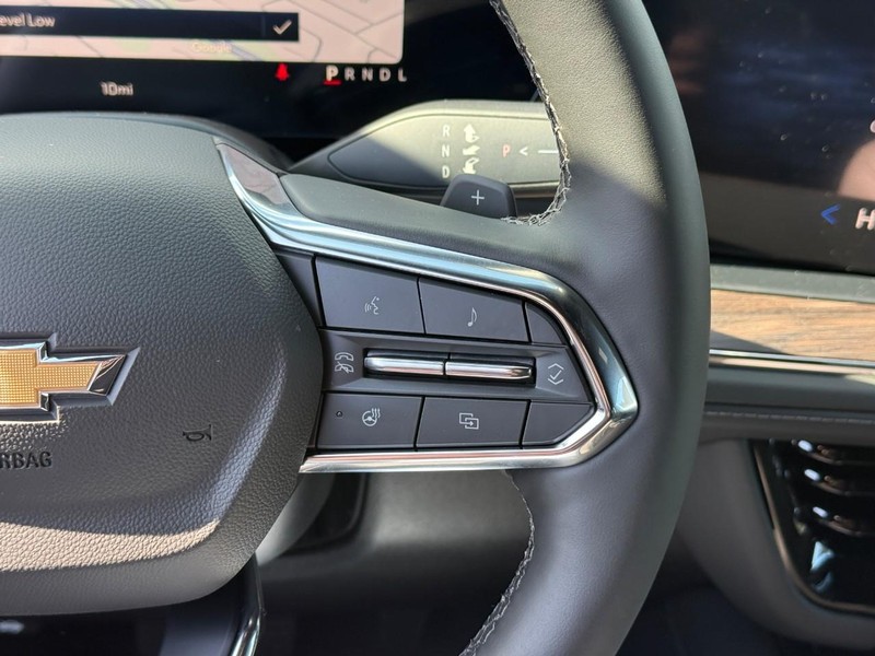 Chevrolet Suburban Vehicle Full-screen Gallery Image 16