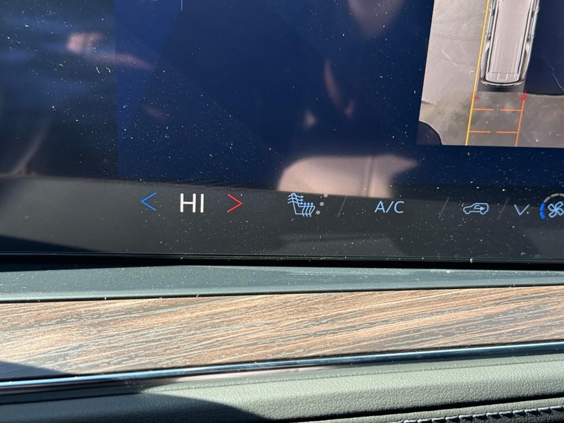 Chevrolet Suburban Vehicle Full-screen Gallery Image 17