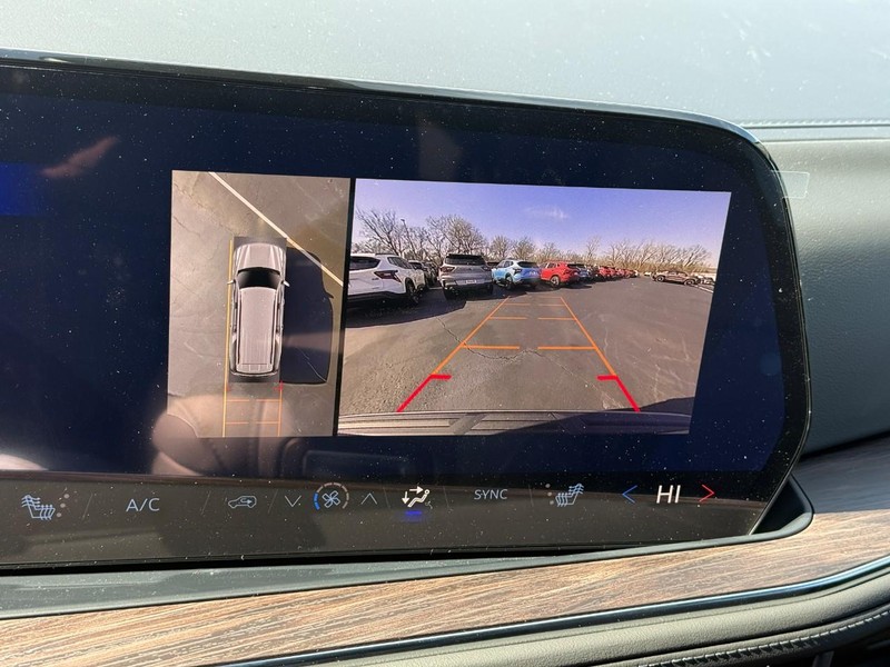 Chevrolet Suburban Vehicle Full-screen Gallery Image 18