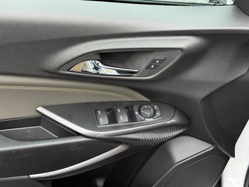 Chevrolet Trax Vehicle Full-screen Gallery Image 11