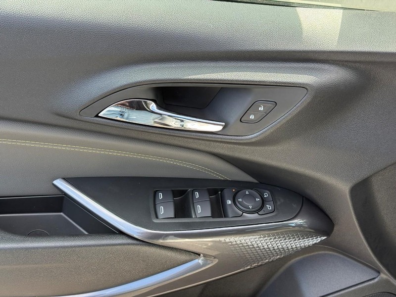 Chevrolet Trax Vehicle Full-screen Gallery Image 12