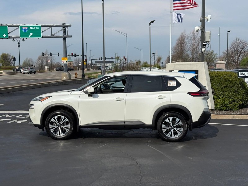Nissan Rogue Vehicle Full-screen Gallery Image 2