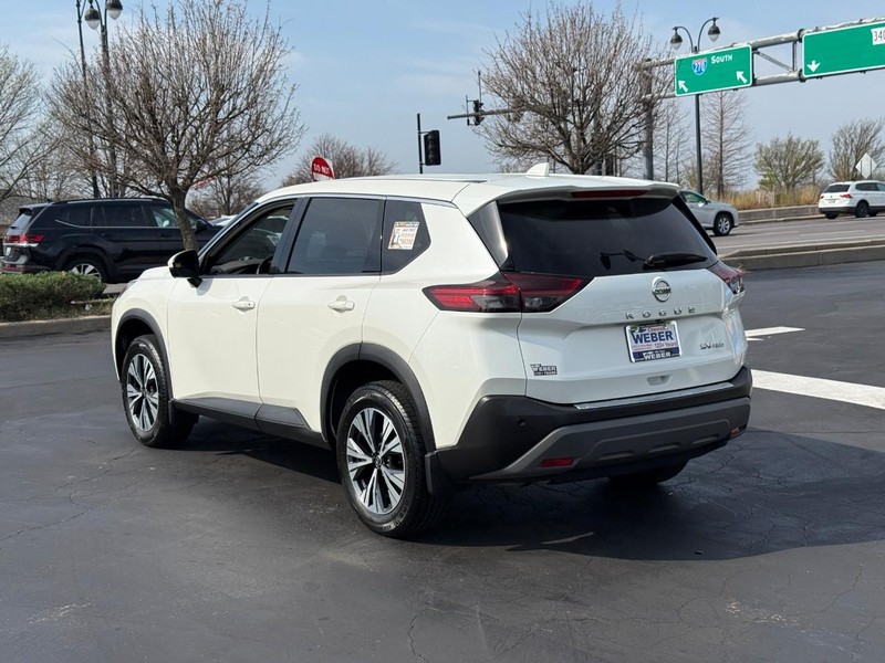Nissan Rogue Vehicle Full-screen Gallery Image 3