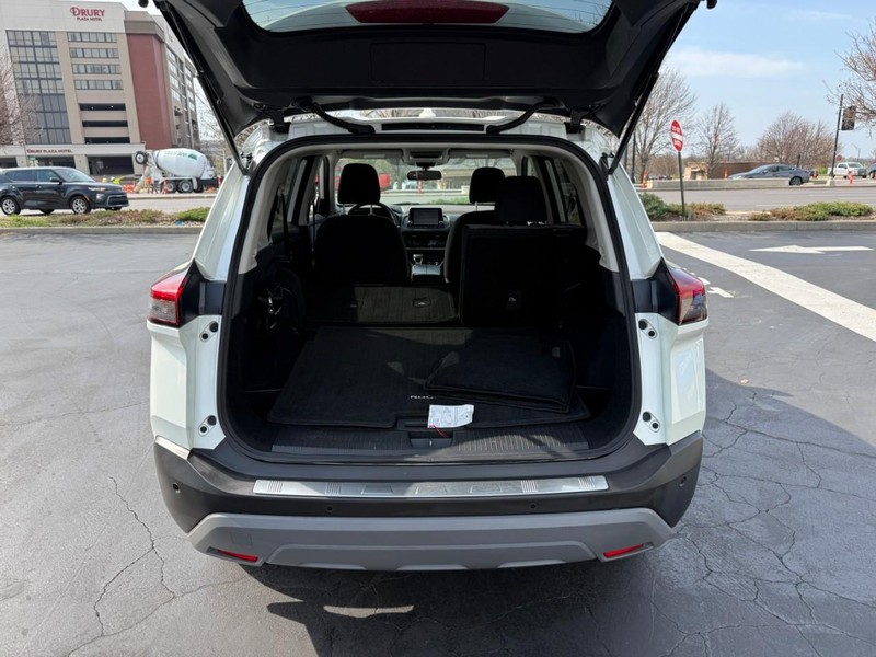 Nissan Rogue Vehicle Full-screen Gallery Image 6