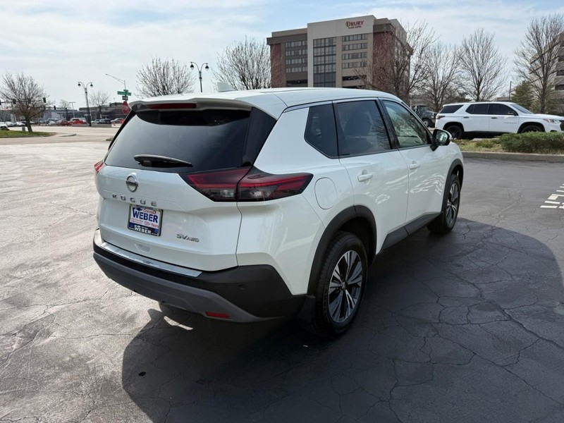 Nissan Rogue Vehicle Full-screen Gallery Image 8
