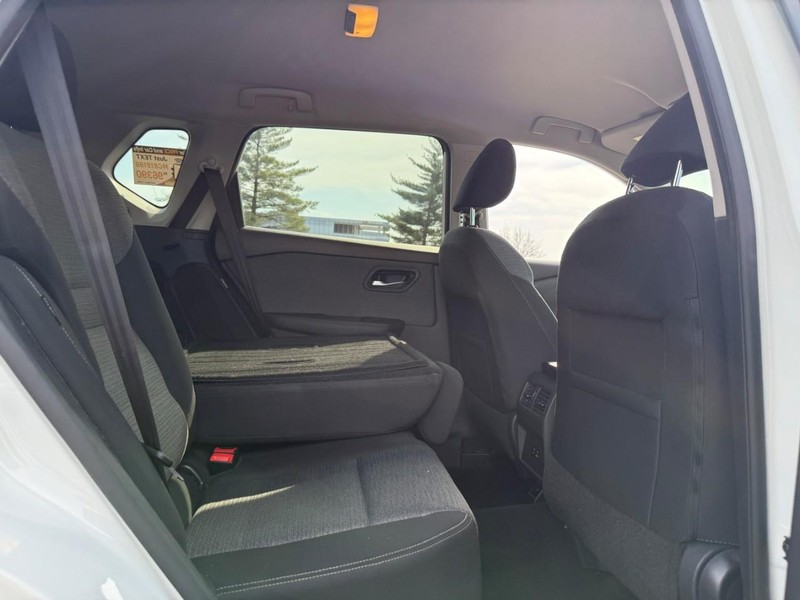 Nissan Rogue Vehicle Full-screen Gallery Image 11