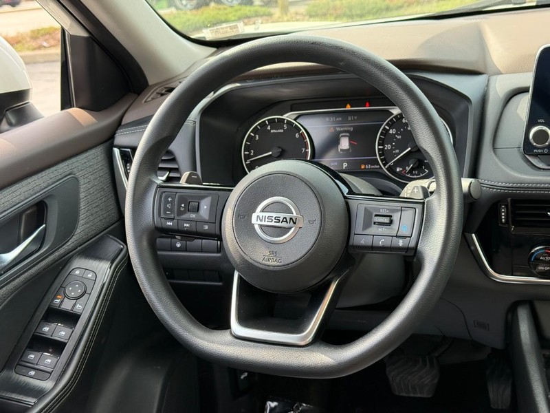 Nissan Rogue Vehicle Full-screen Gallery Image 13