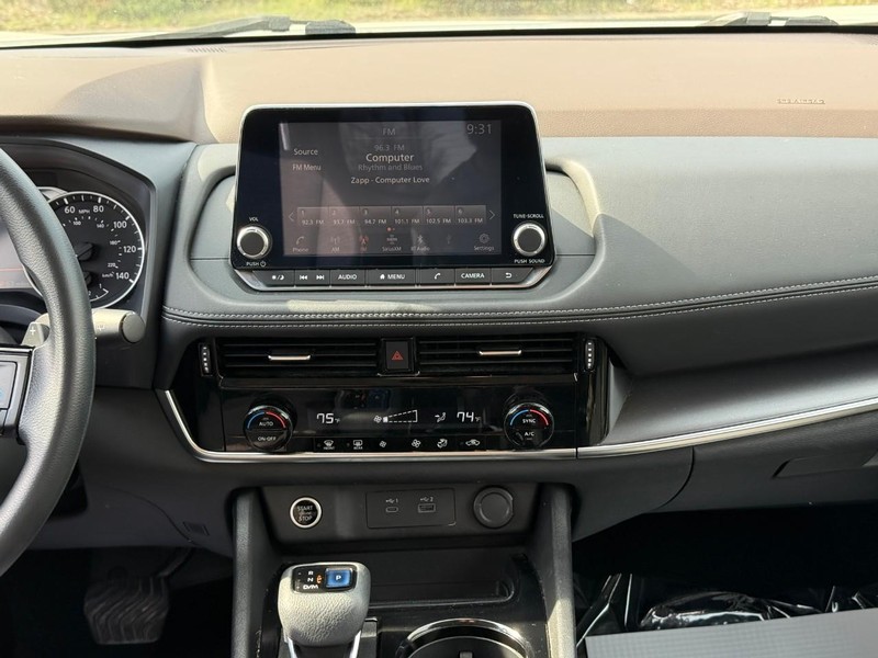 Nissan Rogue Vehicle Full-screen Gallery Image 14