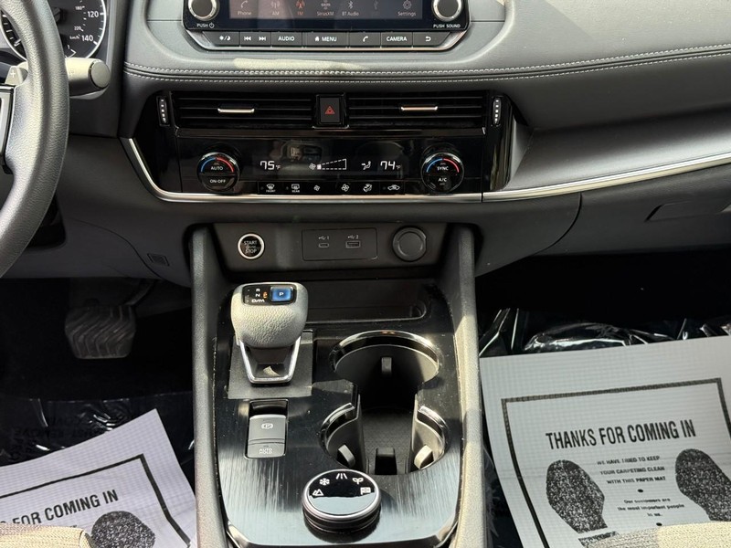 Nissan Rogue Vehicle Full-screen Gallery Image 15