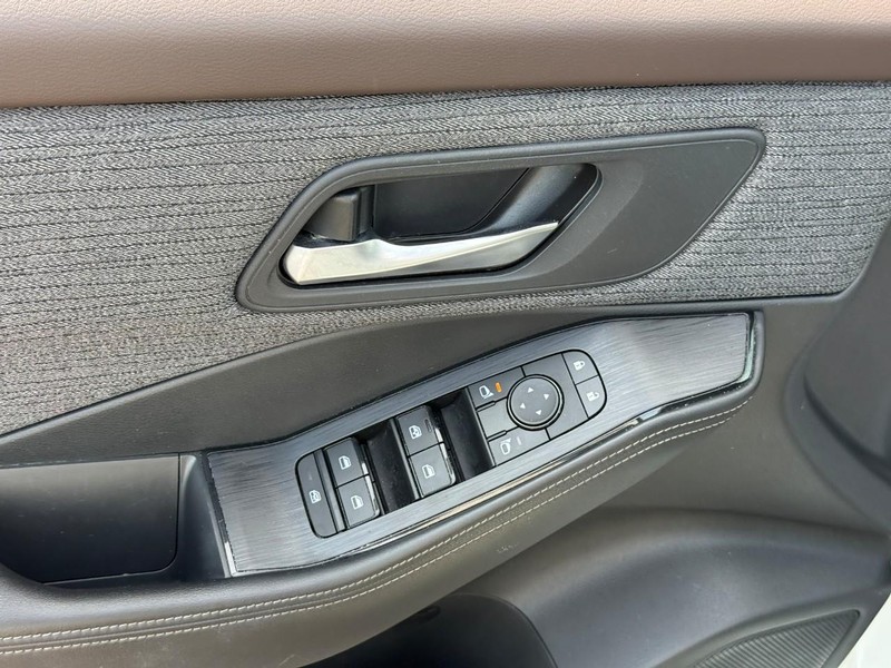 Nissan Rogue Vehicle Full-screen Gallery Image 16