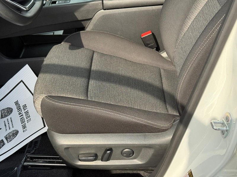 Nissan Rogue Vehicle Full-screen Gallery Image 17