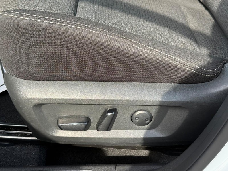 Nissan Rogue Vehicle Full-screen Gallery Image 18