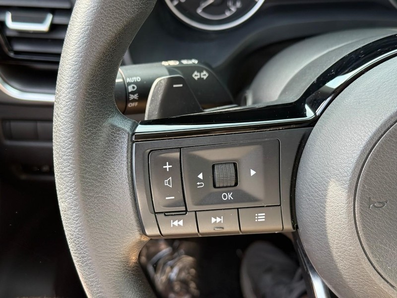 Nissan Rogue Vehicle Full-screen Gallery Image 19