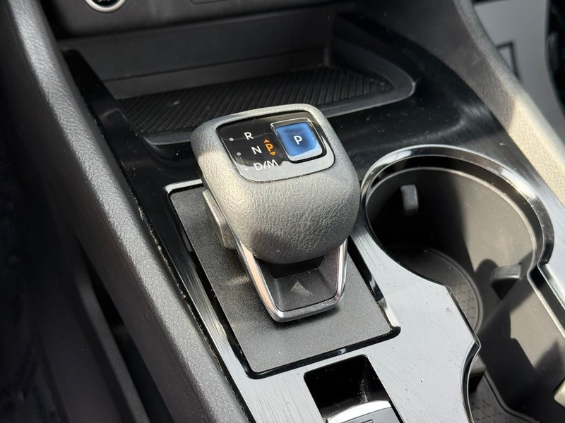 Nissan Rogue Vehicle Full-screen Gallery Image 22