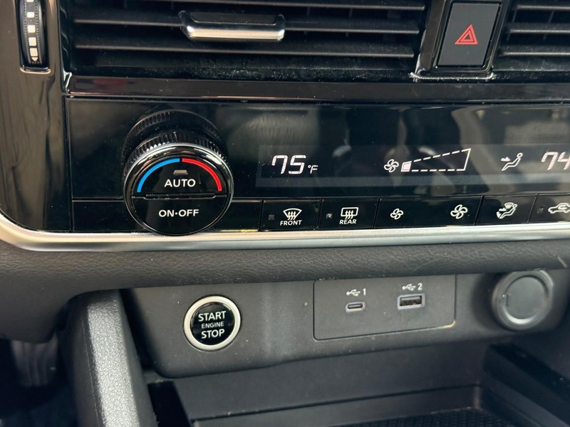 Nissan Rogue Vehicle Full-screen Gallery Image 23