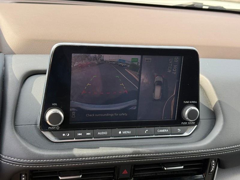 Nissan Rogue Vehicle Full-screen Gallery Image 24