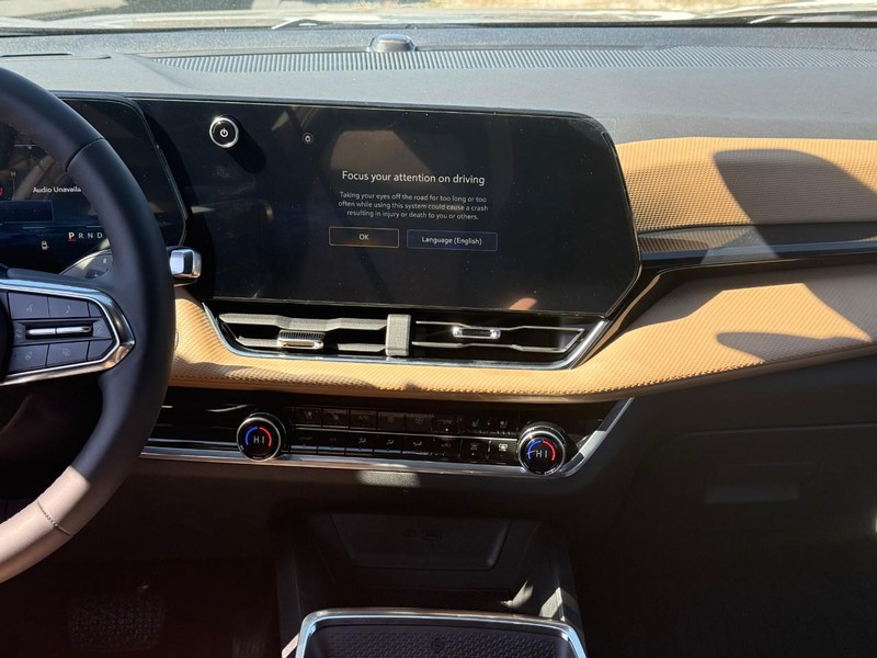 Chevrolet Equinox Vehicle Full-screen Gallery Image 8