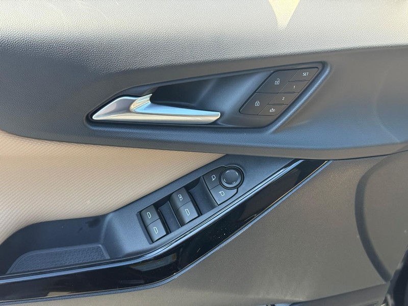 Chevrolet Equinox Vehicle Full-screen Gallery Image 10