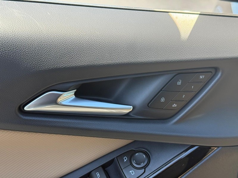 Chevrolet Equinox Vehicle Full-screen Gallery Image 11