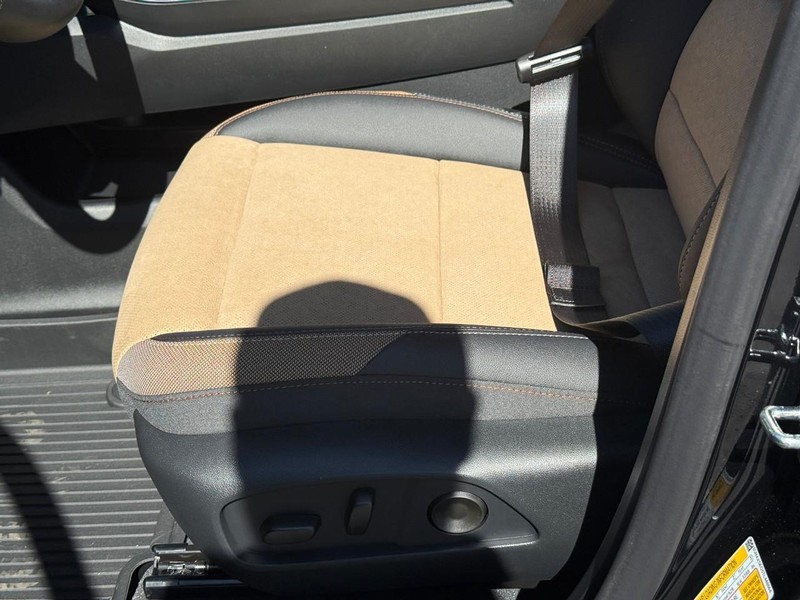 Chevrolet Equinox Vehicle Full-screen Gallery Image 12