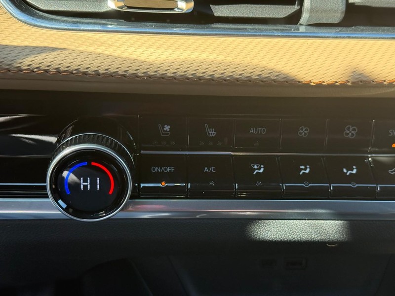 Chevrolet Equinox Vehicle Full-screen Gallery Image 16