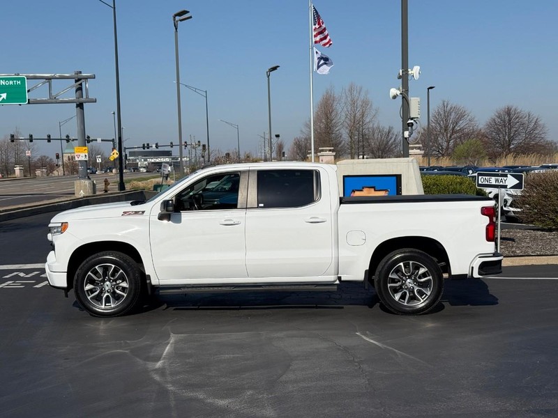 Chevrolet Silverado 1500 Vehicle Full-screen Gallery Image 2