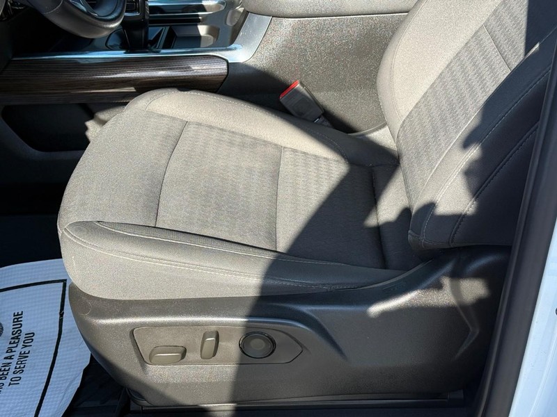 Chevrolet Silverado 1500 Vehicle Full-screen Gallery Image 17