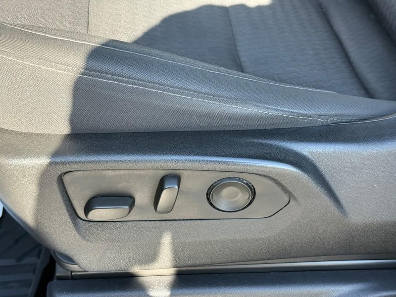 Chevrolet Silverado 1500 Vehicle Full-screen Gallery Image 18