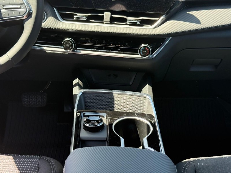 Chevrolet Equinox Vehicle Full-screen Gallery Image 9