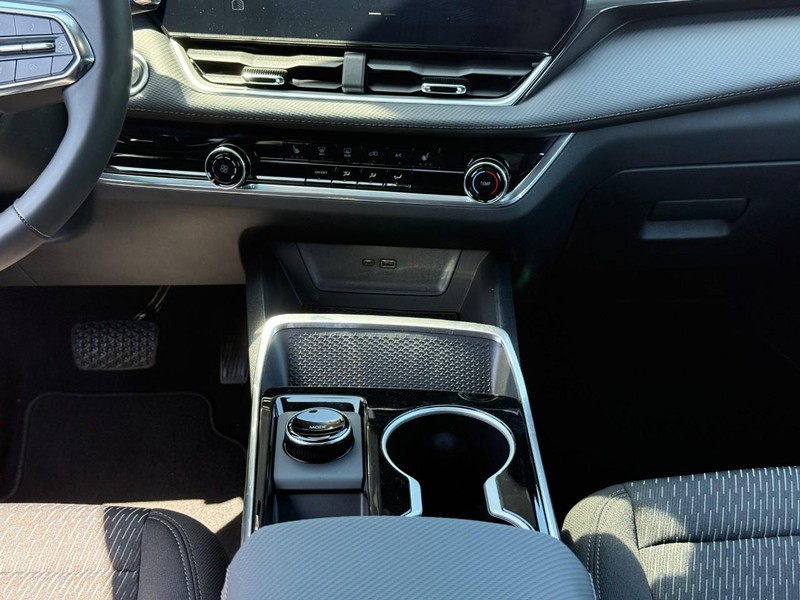 Chevrolet Equinox Vehicle Full-screen Gallery Image 9
