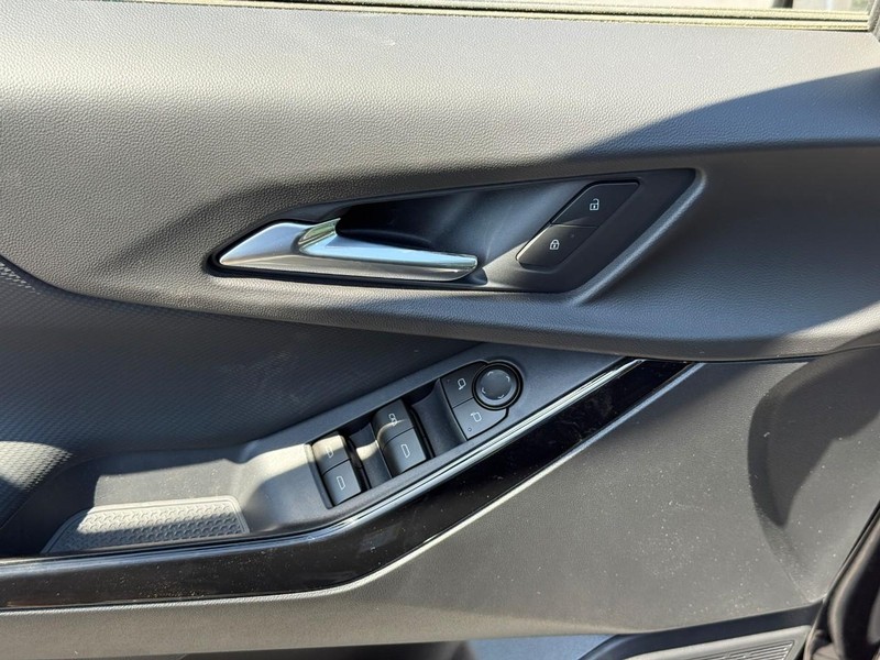 Chevrolet Equinox Vehicle Full-screen Gallery Image 10