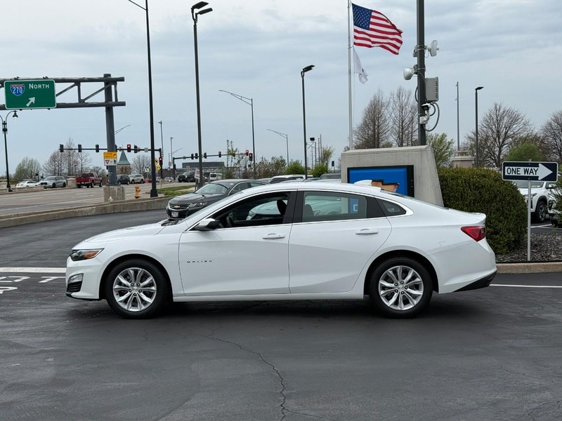 Chevrolet Malibu Vehicle Full-screen Gallery Image 2