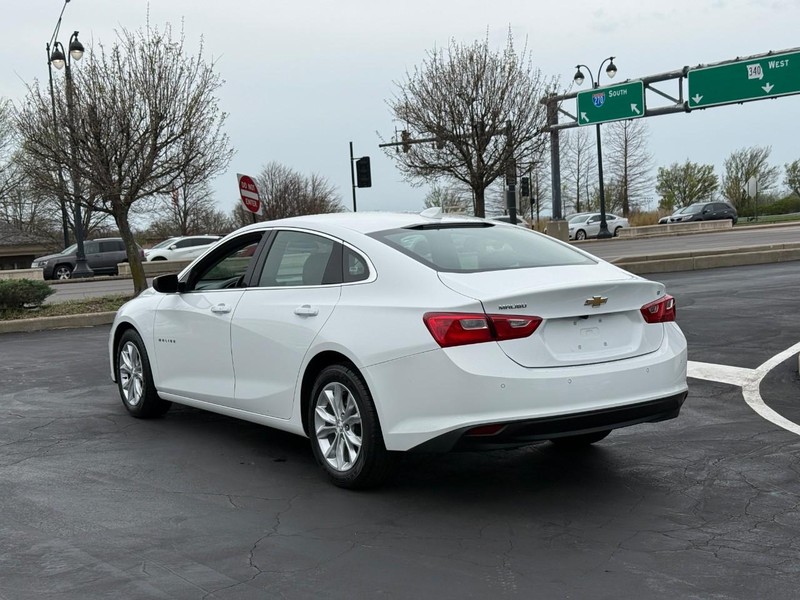 Chevrolet Malibu Vehicle Full-screen Gallery Image 3