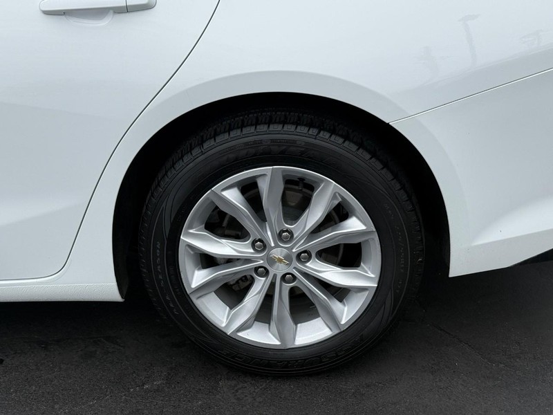 Chevrolet Malibu Vehicle Full-screen Gallery Image 4