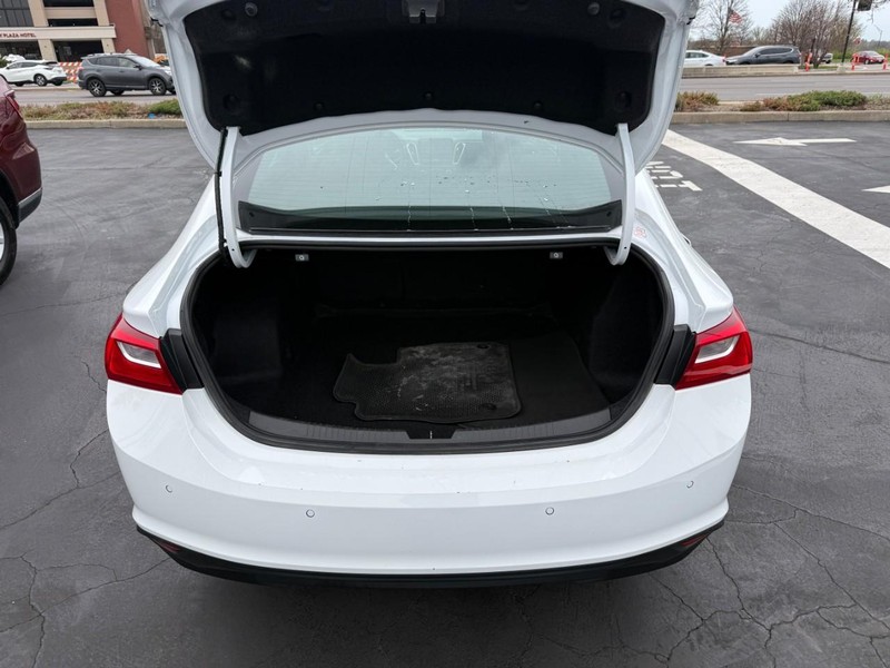 Chevrolet Malibu Vehicle Full-screen Gallery Image 5