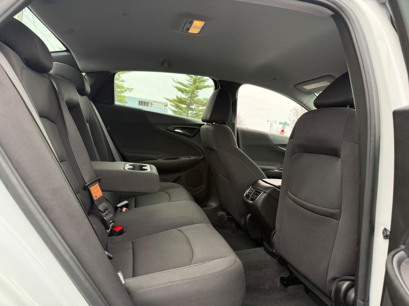 Chevrolet Malibu Vehicle Full-screen Gallery Image 10