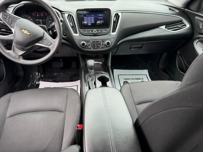 Chevrolet Malibu Vehicle Full-screen Gallery Image 11