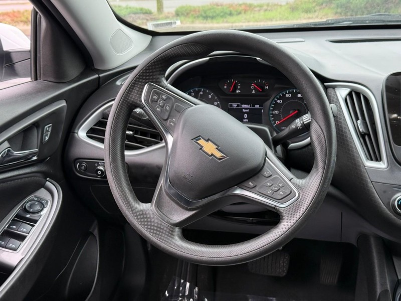 Chevrolet Malibu Vehicle Full-screen Gallery Image 12