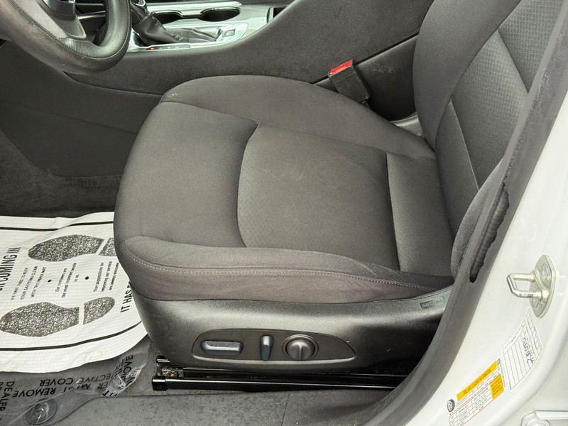Chevrolet Malibu Vehicle Full-screen Gallery Image 16