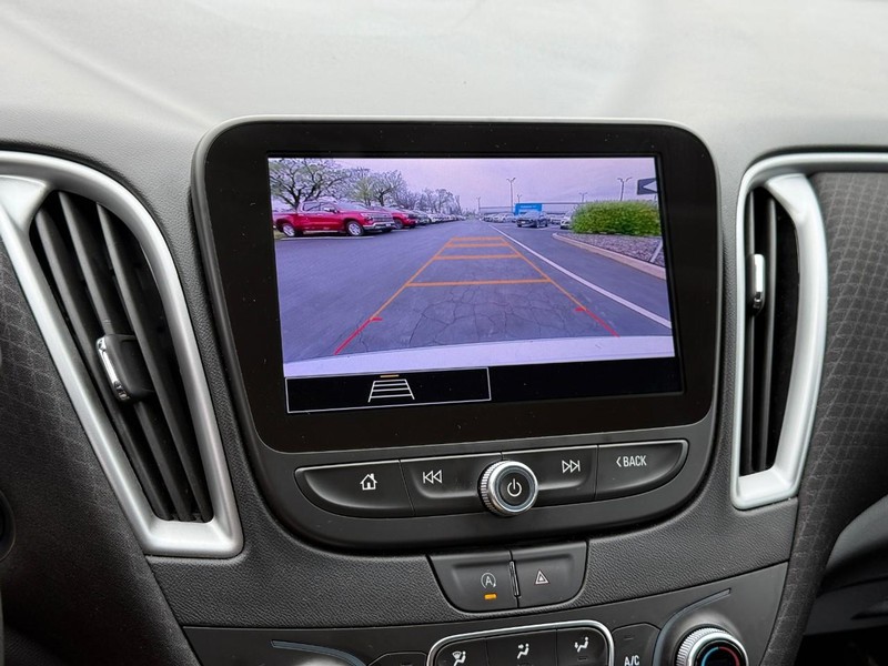 Chevrolet Malibu Vehicle Full-screen Gallery Image 23