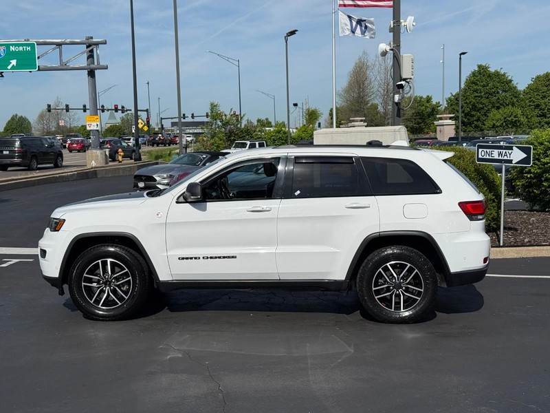 Jeep Grand Cherokee Vehicle Full-screen Gallery Image 2