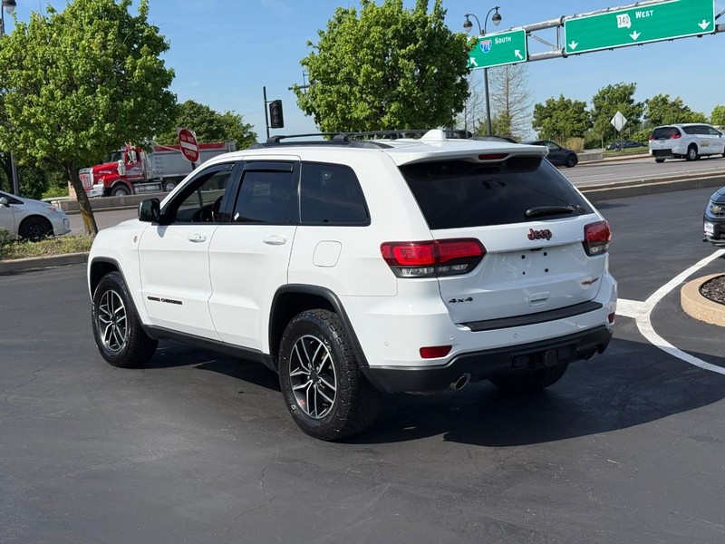Jeep Grand Cherokee Vehicle Full-screen Gallery Image 3