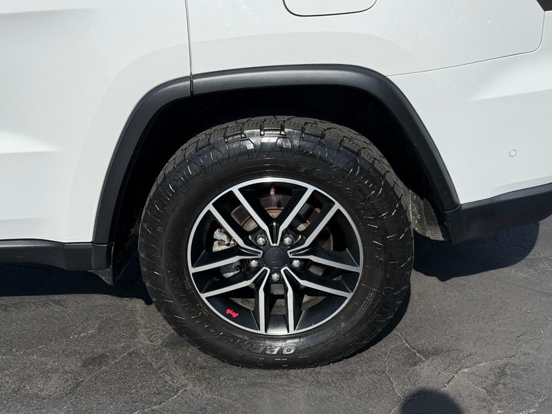 Jeep Grand Cherokee Vehicle Full-screen Gallery Image 4
