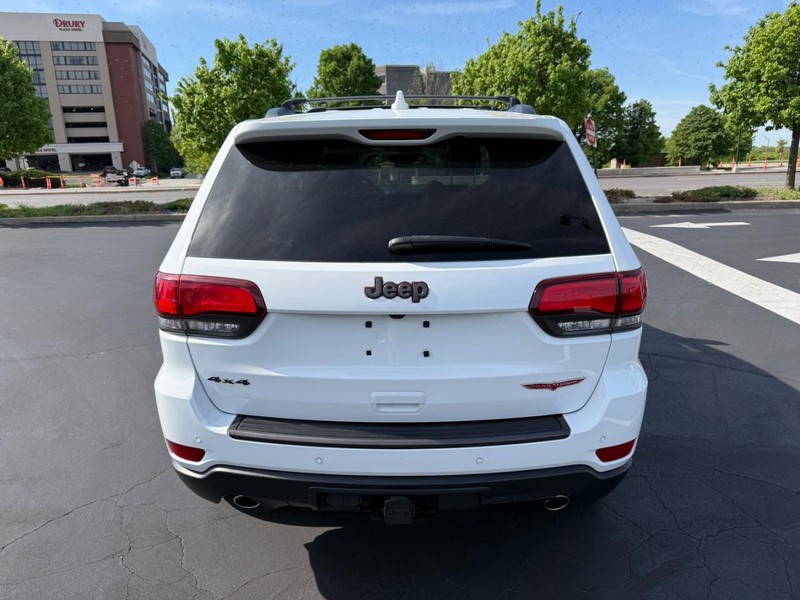 Jeep Grand Cherokee Vehicle Full-screen Gallery Image 7