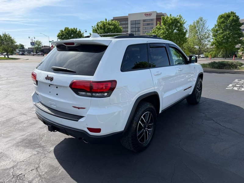 Jeep Grand Cherokee Vehicle Full-screen Gallery Image 8