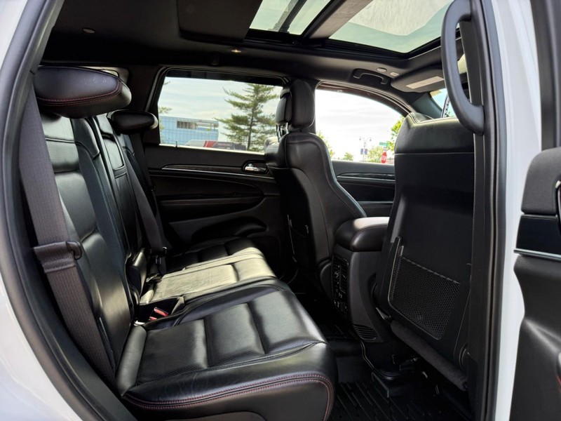 Jeep Grand Cherokee Vehicle Full-screen Gallery Image 11