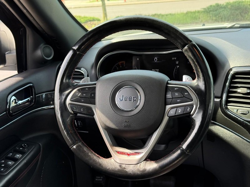 Jeep Grand Cherokee Vehicle Full-screen Gallery Image 13