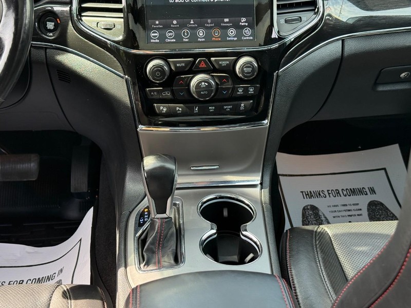 Jeep Grand Cherokee Vehicle Full-screen Gallery Image 15