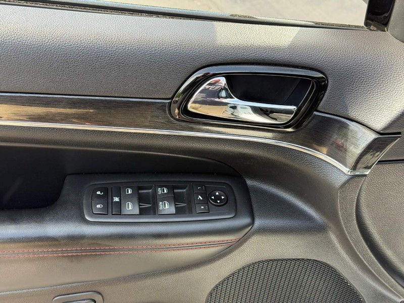 Jeep Grand Cherokee Vehicle Full-screen Gallery Image 16