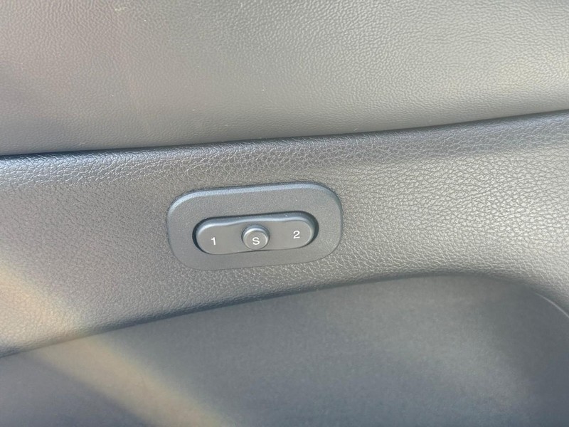 Jeep Grand Cherokee Vehicle Full-screen Gallery Image 17